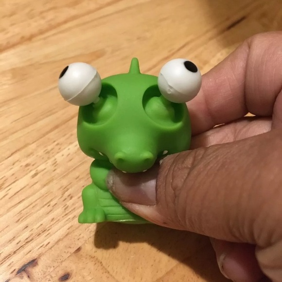 Raised Eyes Anti Stress Vent Alligator Squeezeable Stress Reliever - Picture 2 of 6